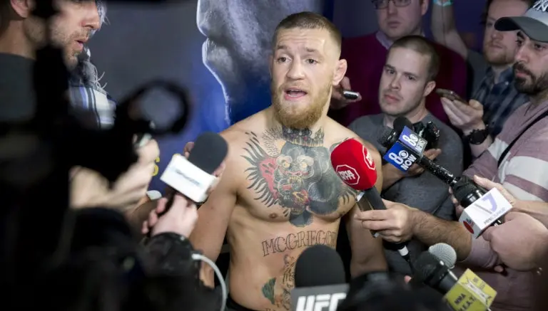 Pesaje McGregor-Díaz termina con bronca entre aficionados