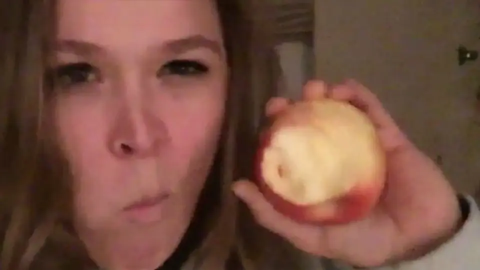 Ronda Rousey advierte que ya puede morder manzanas