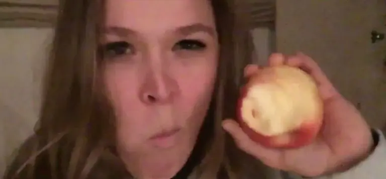 Ronda Rousey advierte que ya puede morder manzanas