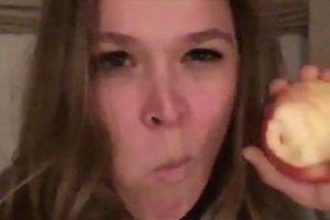 Ronda Rousey advierte que ya puede morder manzanas