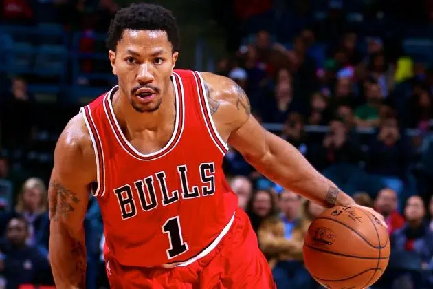 Derrick Rose controla el balón en un juego de Chicago | ESPECIAL