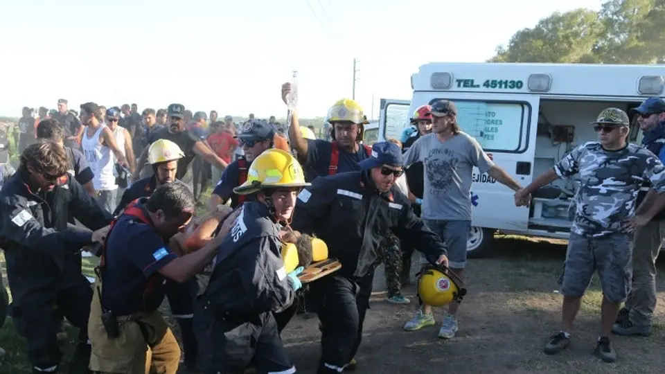 Piloto de Dakar pierde control de auto y deja 10 heridos