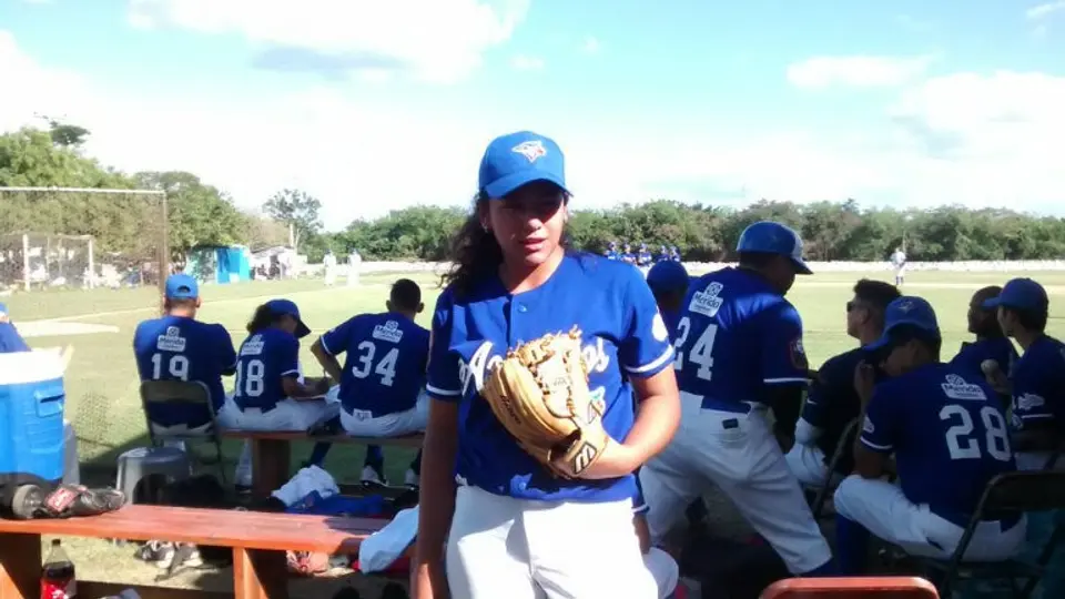Rosi del Castillo, primera mujer en liga de beisbol en México
