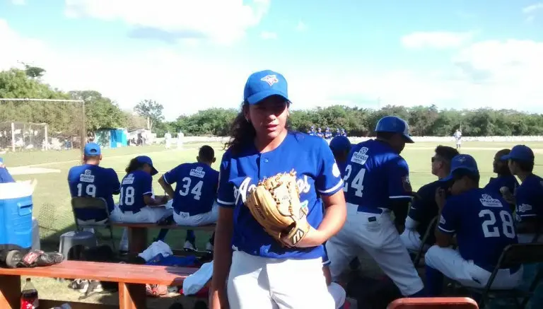 Rosi del Castillo, primera mujer en liga de beisbol en México