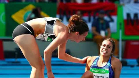 Corredoras se lesionan y ayudan para terminar prueba