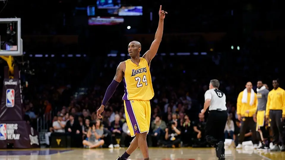 Kobe Bryant brilla en su última noche con Lakers
