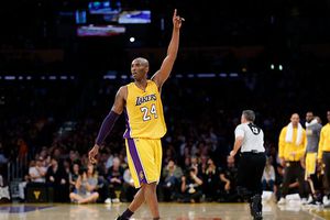 Kobe Bryant brilla en su última noche con Lakers