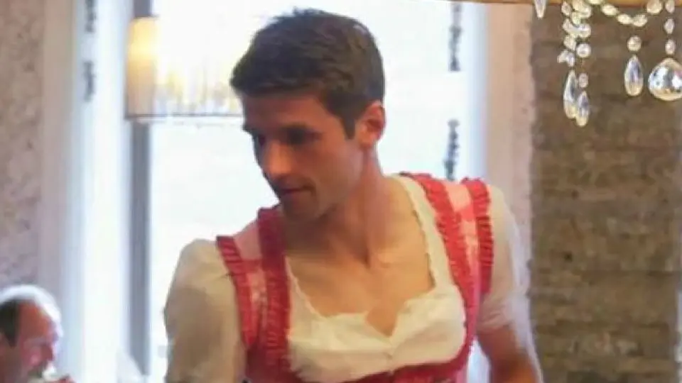 Müller causa revuelo con foto donde está vestido de mujer