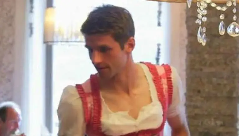Müller causa revuelo con foto donde está vestido de mujer