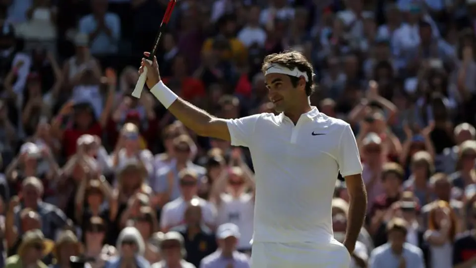 Federer hace historia en Wimbledon tras épica remontada