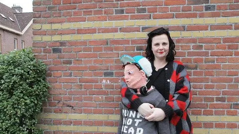 Mujer teje réplica exacta de su hijo para abrazarlo