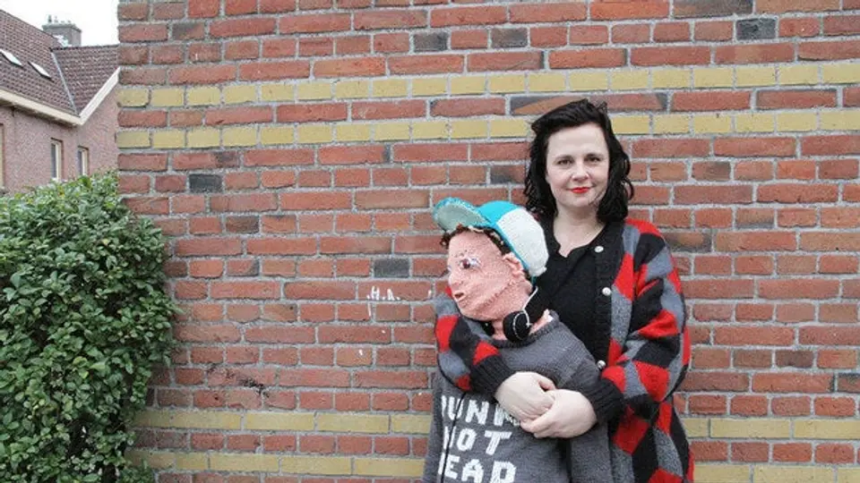 Mujer teje réplica exacta de su hijo para abrazarlo