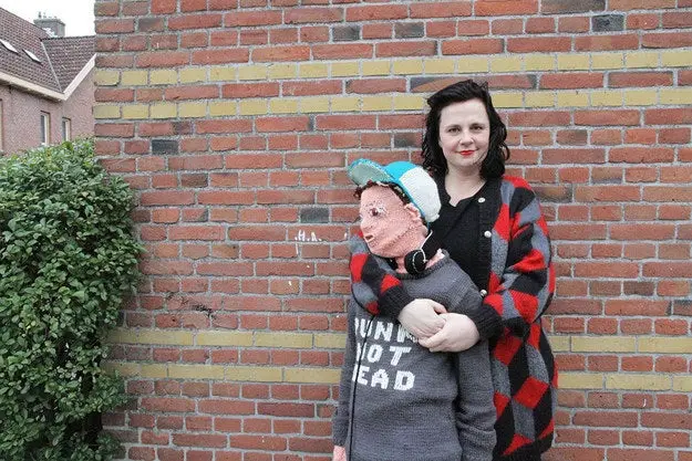 Mujer teje réplica exacta de su hijo para abrazarlo