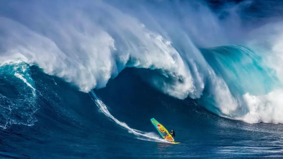Windsurfista se enfrenta a las olas más grandes del mundo