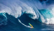 Windsurfista se enfrenta a las olas más grandes del mundo
