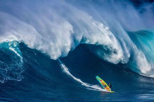 Windsurfista se enfrenta a las olas más grandes del mundo