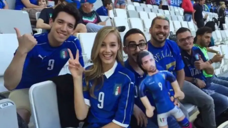 Viky Varga presume 'amuleto' inflable para el Alemania-Italia