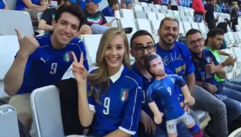 Viky Varga presume 'amuleto' inflable para el Alemania-Italia