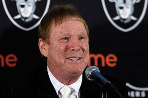Dueño de Raiders quiere mudar el equipo a Las Vegas
