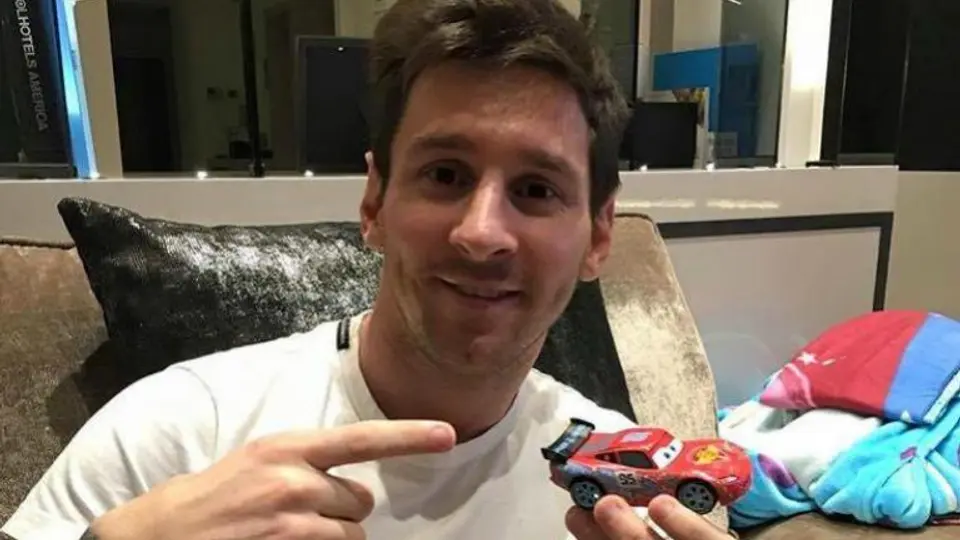 Messi bromea sobre el auto que 'compró'