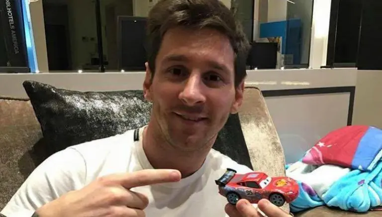 Messi bromea sobre el auto que 'compró'