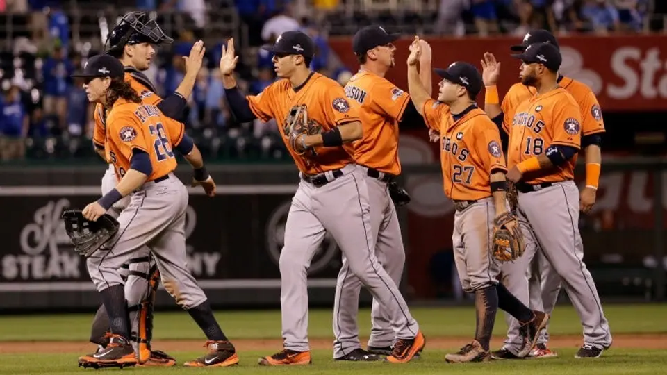Astros derrota a Reales y lidera la serie divisional