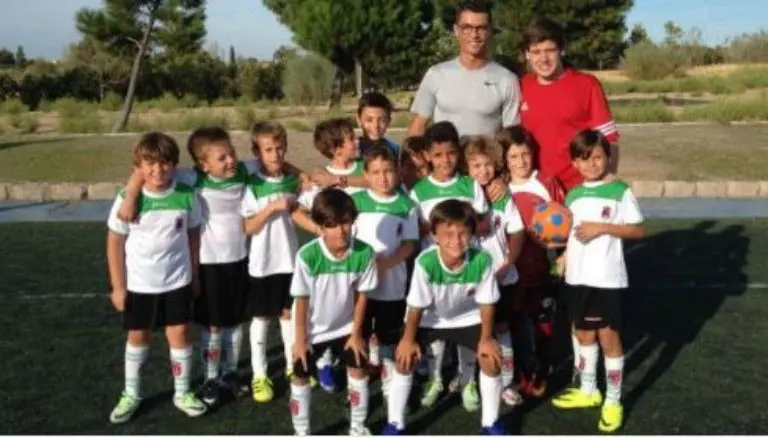 CR7, recogebalones en el debut de su hijo