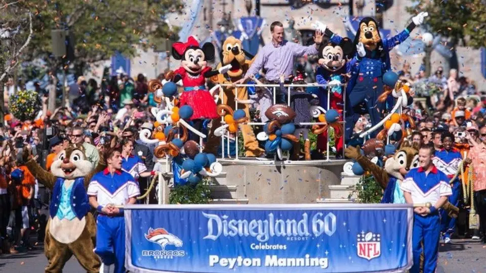 Peyton Manning desfila en Disneyland