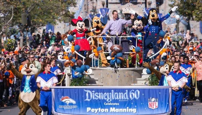 Peyton Manning desfila en Disneyland
