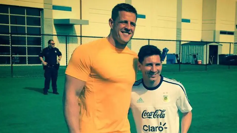 JJ Watt presume foto con Lionel Messi en Houston