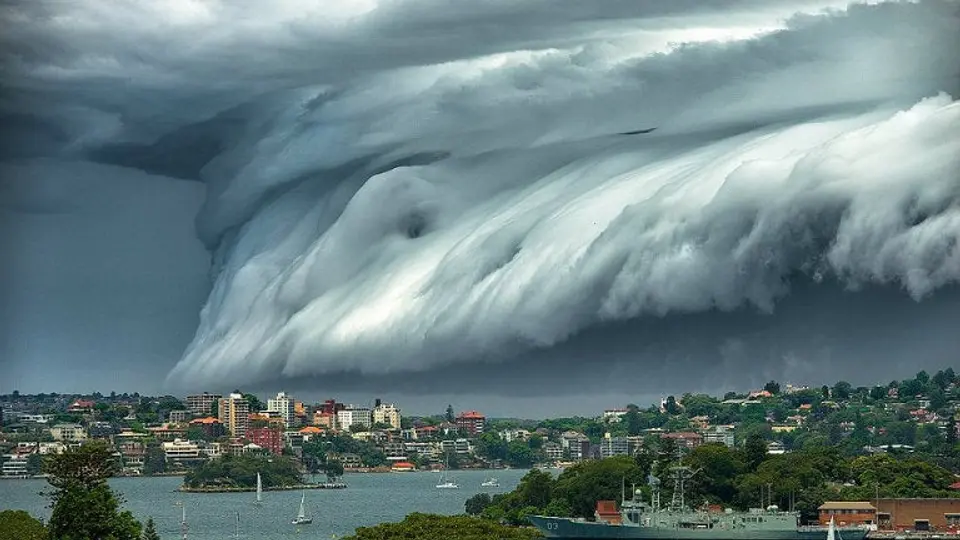 Nube en forma de tsunami atemoriza Sydney