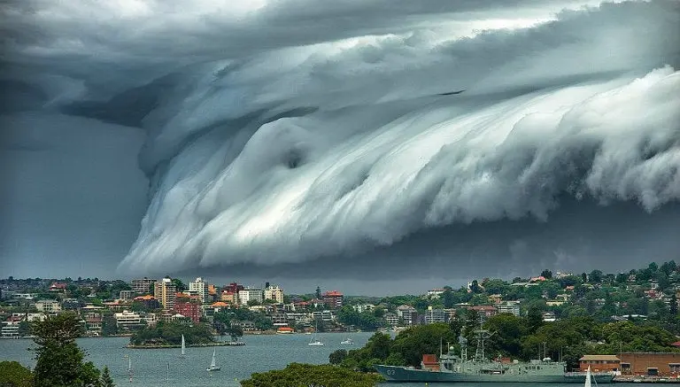 Nube en forma de tsunami atemoriza Sydney