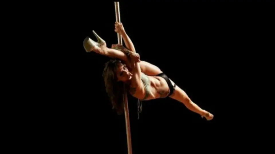 Batista presume título de su esposa como Miss Pole Dance