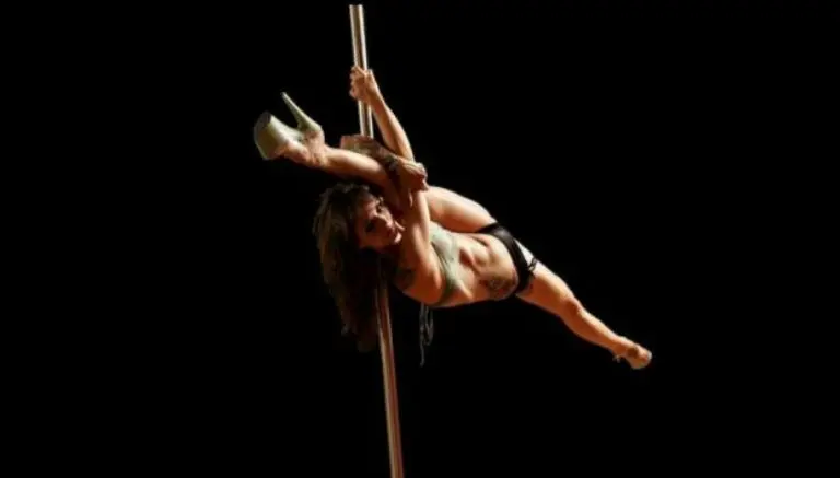 Batista presume título de su esposa como Miss Pole Dance