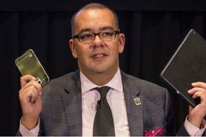 'Juan Gabriel, torpe y naco': Director de TV UNAM