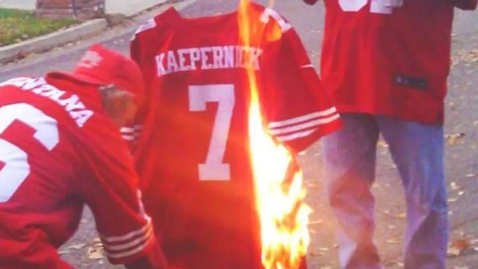 Fans de 49ers protestan contra Kaepernick y queman su jersey