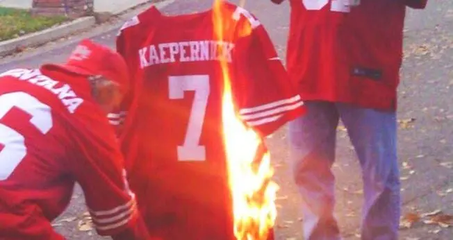 Fans de 49ers protestan contra Kaepernick y queman su jersey