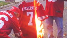 Fans de 49ers protestan contra Kaepernick y queman su jersey