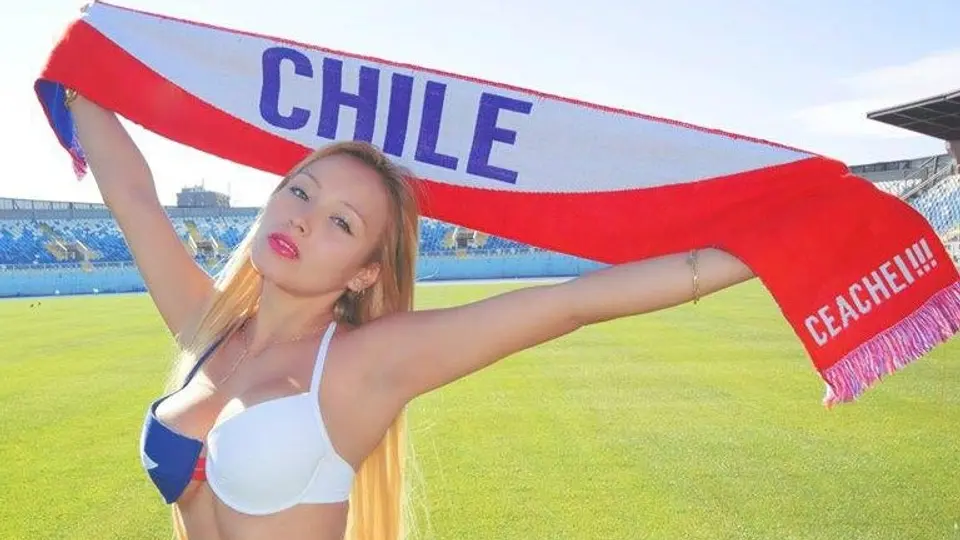 Modelos 'calentaron' el duelo Chile-Colombia