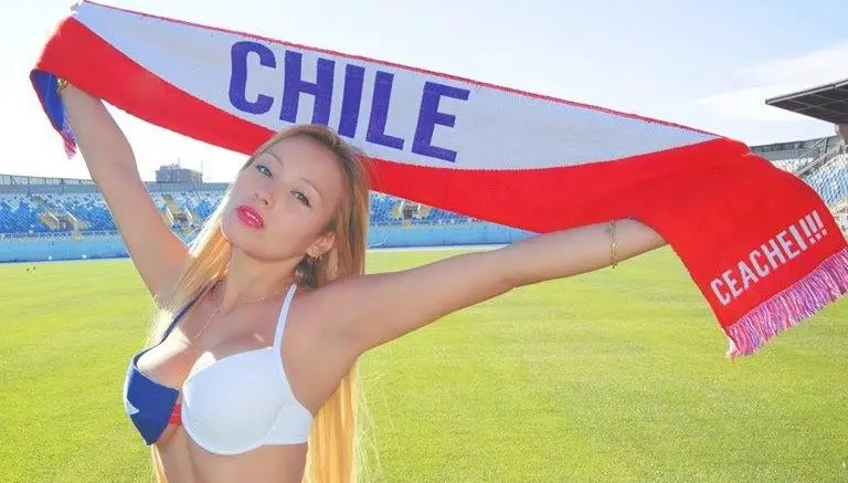 Modelos 'calentaron' el duelo Chile-Colombia