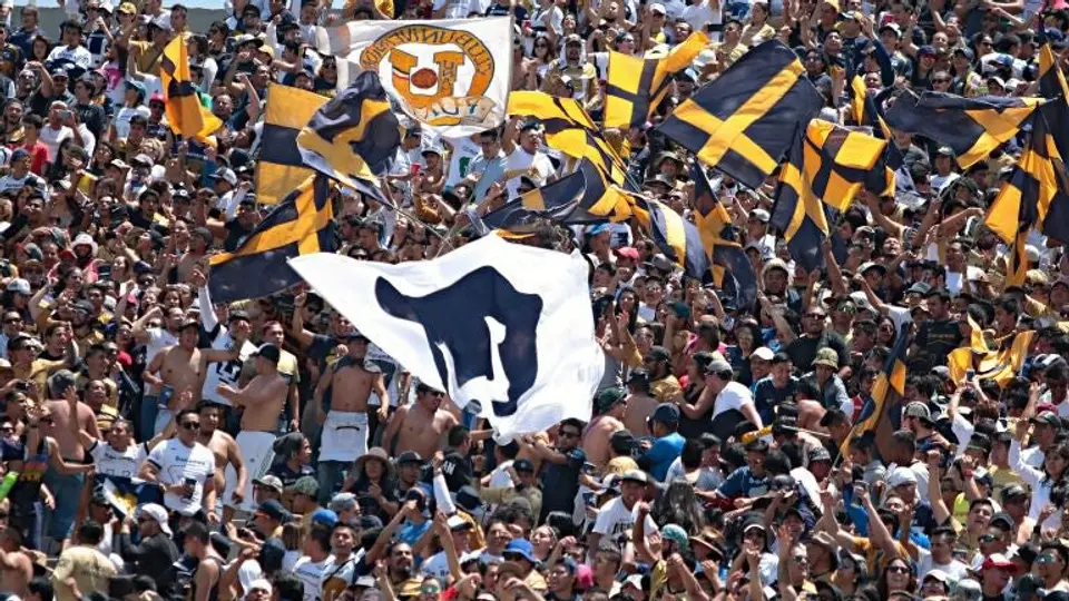 Seguidor de Pumas se humilla al pagar una apuesta