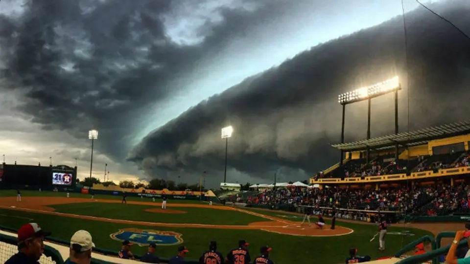 Nube crea escenario apocalíptico en MLB