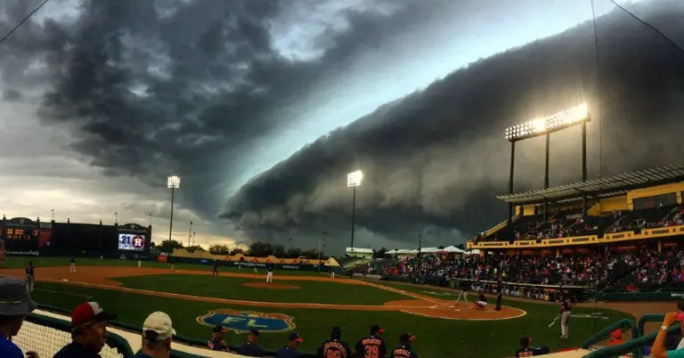 Nube crea escenario apocalíptico en MLB
