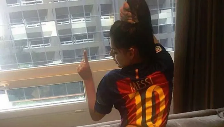 Miss Bum Bum da 'regalito' a Messi por sus 100 goles