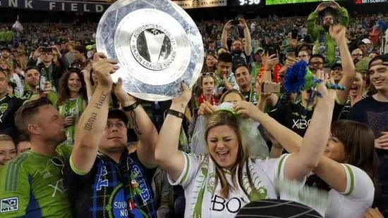 Aficionados se casan en partido de Seattle Sounders