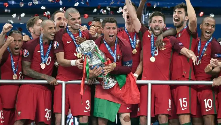 Portugal celebra con el trofeo de la Euro 2016 | AP