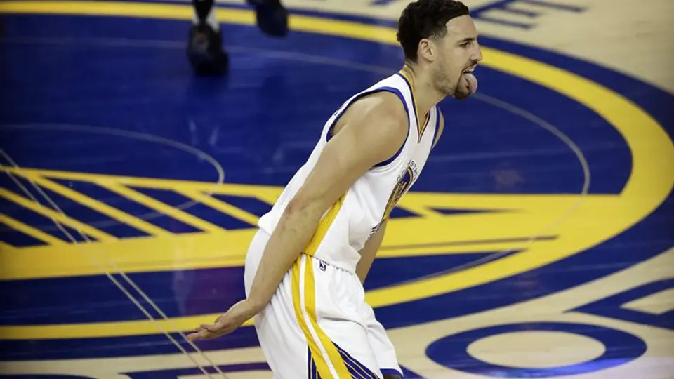 Warriors aplasta a Rockets y avanza a segunda ronda