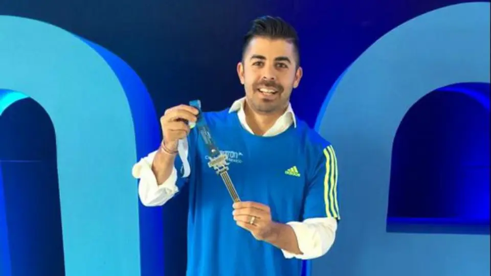Maratón de CDMX presenta medalla y playera