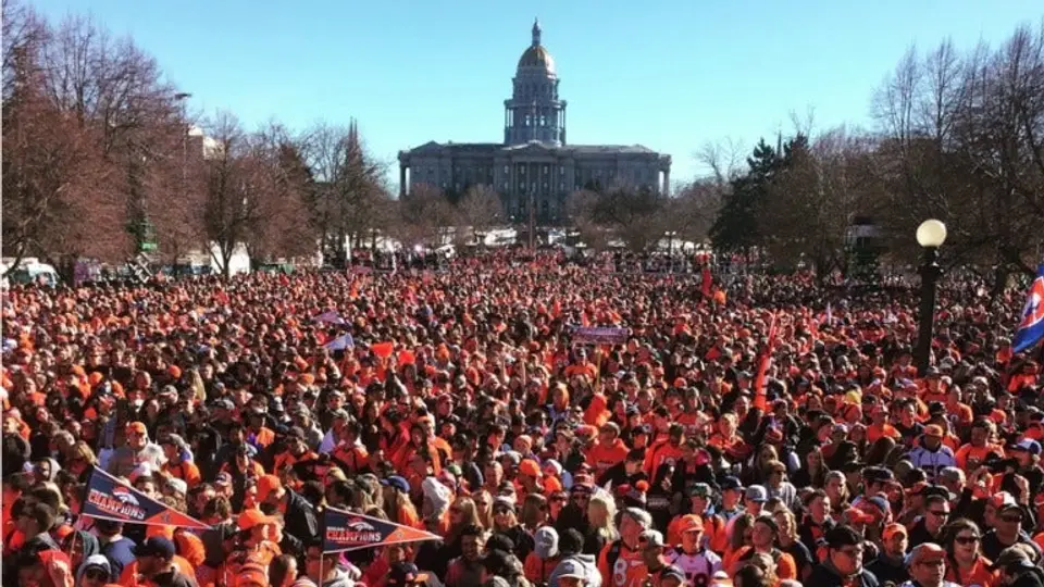 Un millón de aficionados se congrega en desfile de Broncos