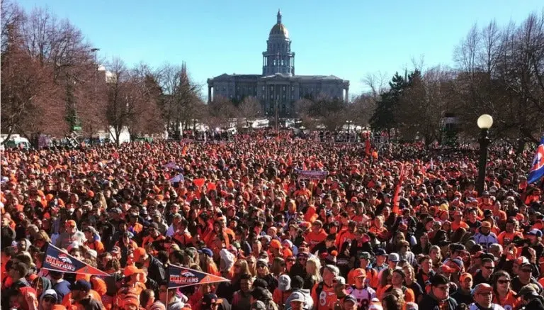 Un millón de aficionados se congrega en desfile de Broncos